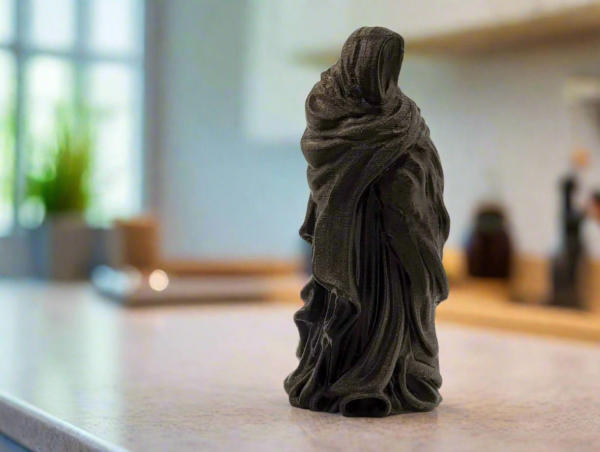 Midnight Figurine – Elegant Dark-Themed Home Decor