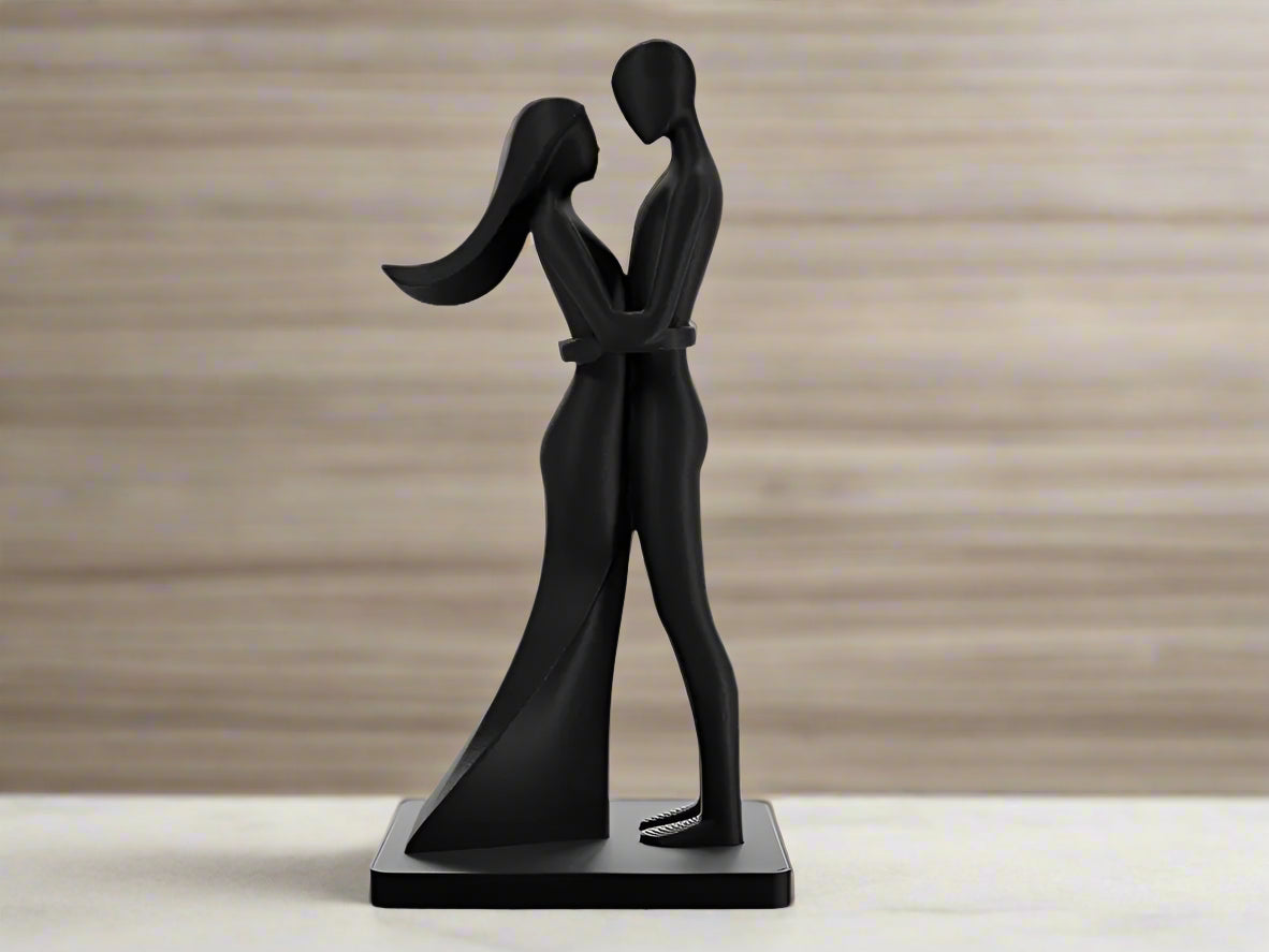 Heartfelt Love Figurine – A Beautiful Couple’s Sculpture