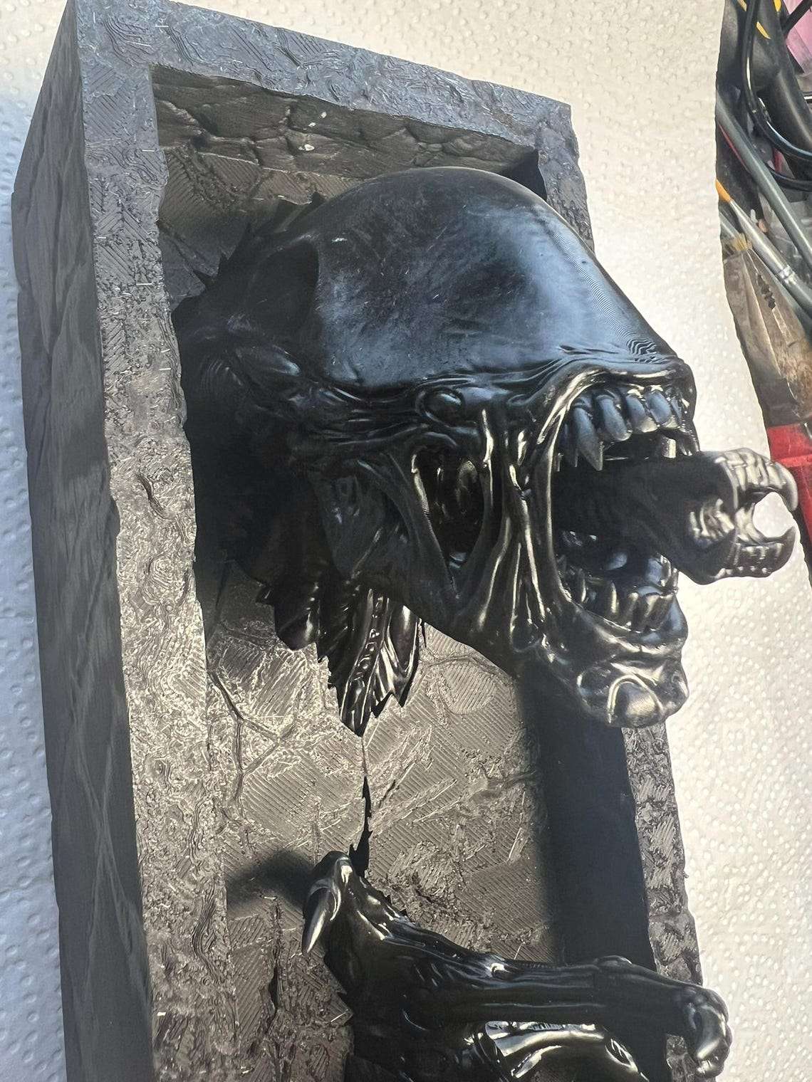 Alien - Themed Bookend with Sci - Fi Creature Design – Unique 3D Decorative Bookshelf Accessory - Celestial Crafts